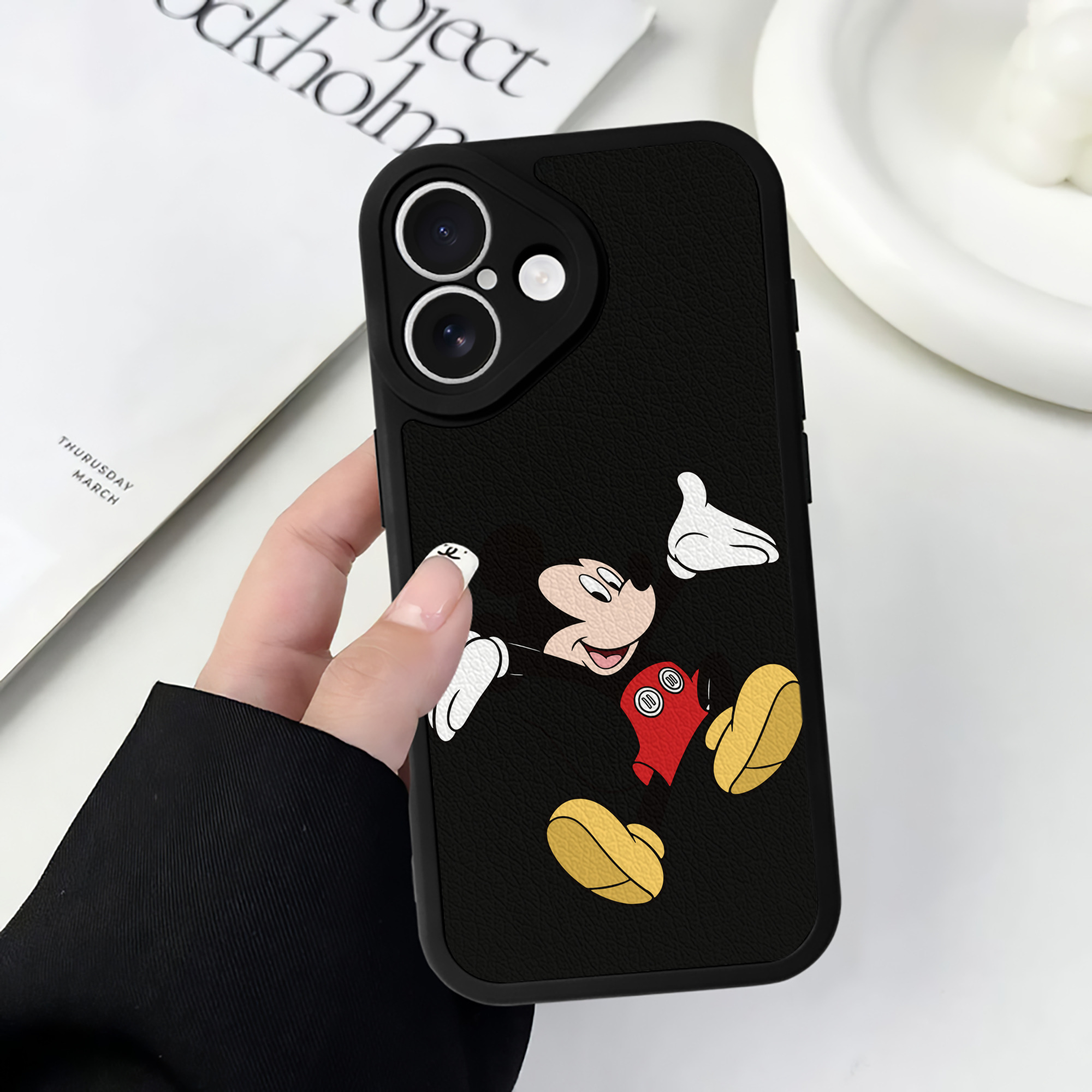 （画像用） ミッキーマウス Mickey Mouse 【iPhone 16シリーズ対応】シリコンスマホケース（レザー調） 材質：シリコン